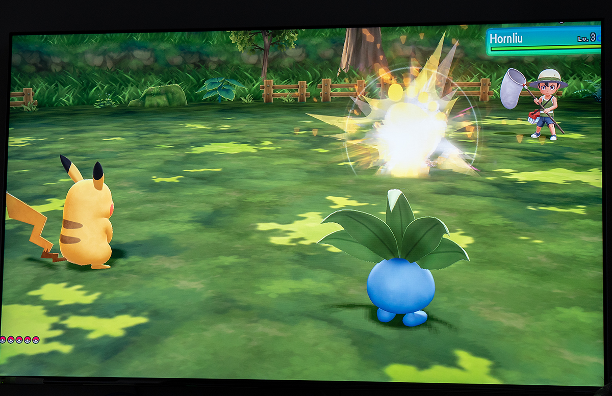 Nintendo Switch Pokemon Lets Go, Pikachu mit Pokeball kämpfen