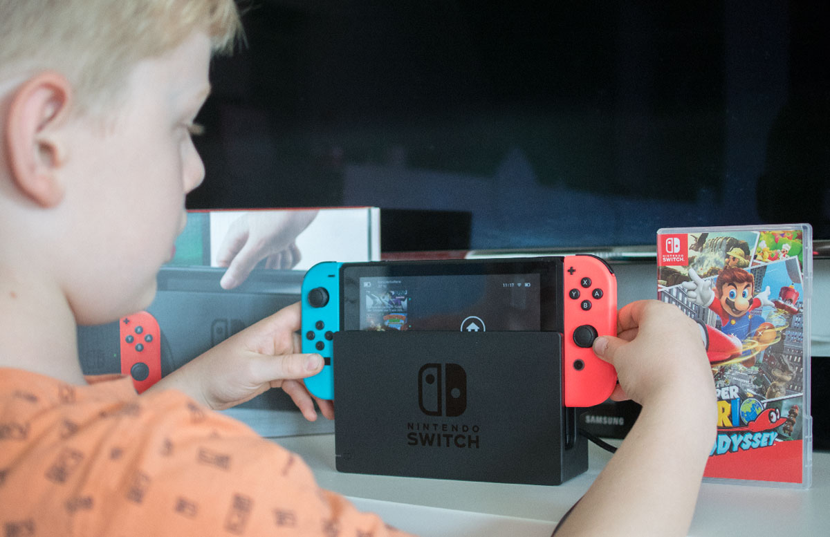 Nintendo Switch - die flexible Spielekonsole handheld modus steuerung in die konsole stecken