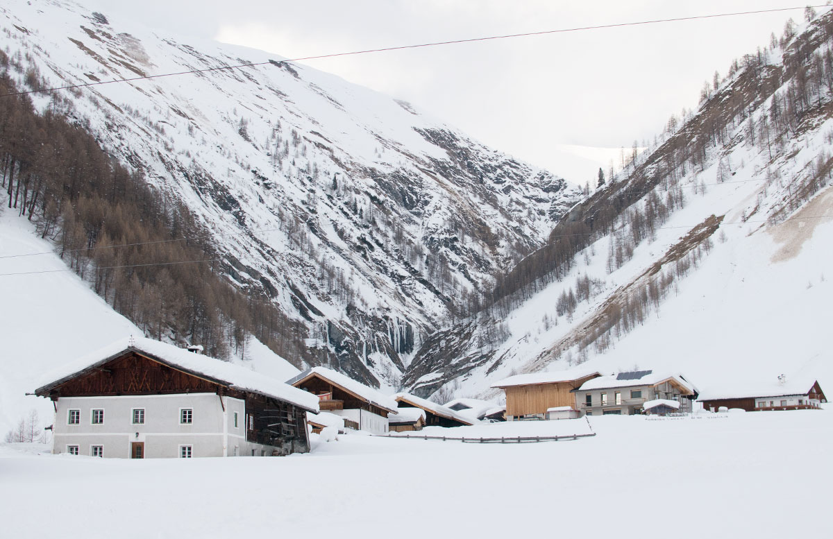 Schneeschuhwanderung zum Obernberger See wandern hütte haus