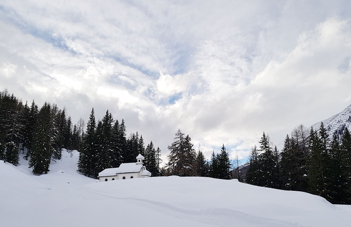 Schneeschuhwanderung zum Obernberger See walfahrtskirche