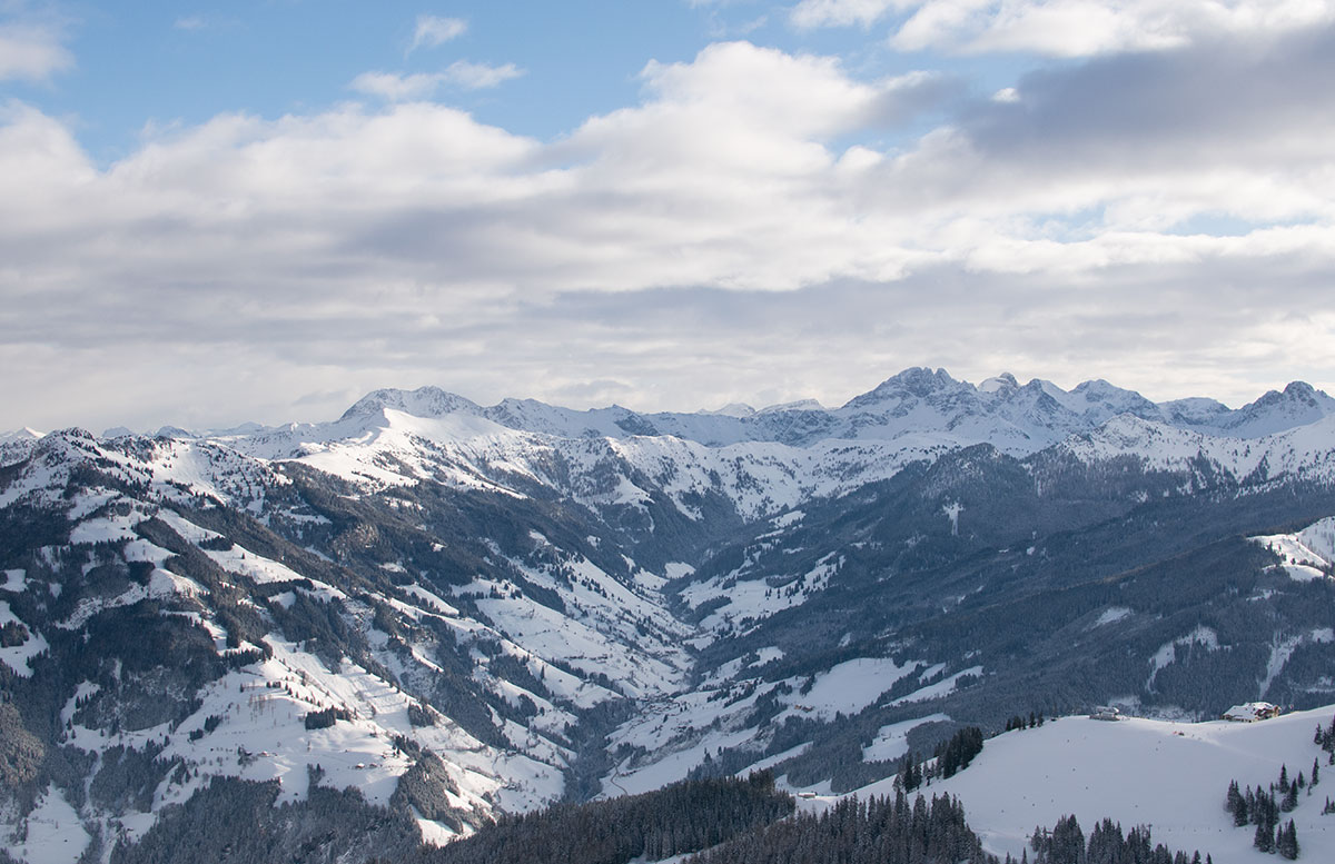 Ski-amade-made-my-Day-aufladen-in-dorfgastein-aussicht-auf-die-berge-panorama