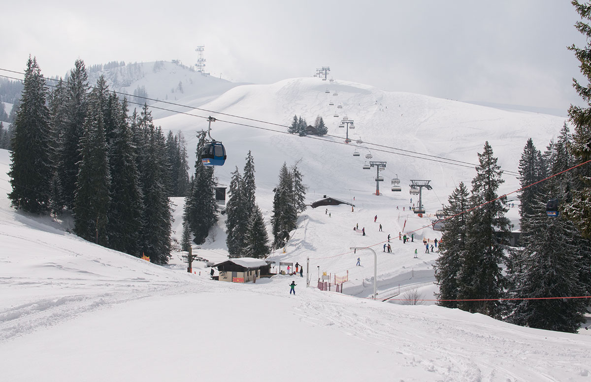 Skifahren im Salzburger Saalachtal im Familien-Skigebiet Lofer gondel abfahrt