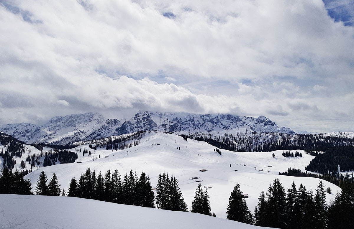 Skifahren-im-Salzburger-Saalachtal-im-Skigebiet-Lofer-sicht-mit-sonne