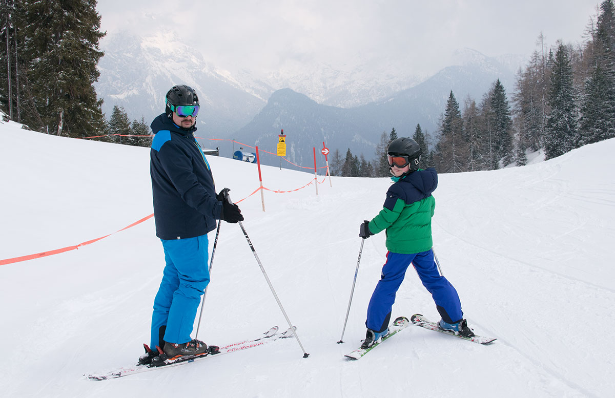 Skifahren-im-Salzburger-Saalachtal-im-Skigebiet-Lofer-skifahren-mit-papa