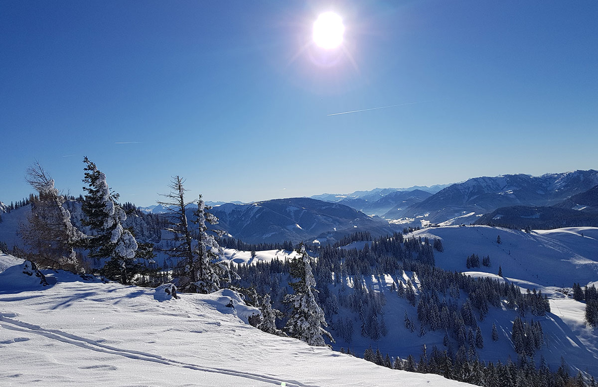 Skiregion-Dachstein-West-in-Gosau-aussicht-mit-sonne