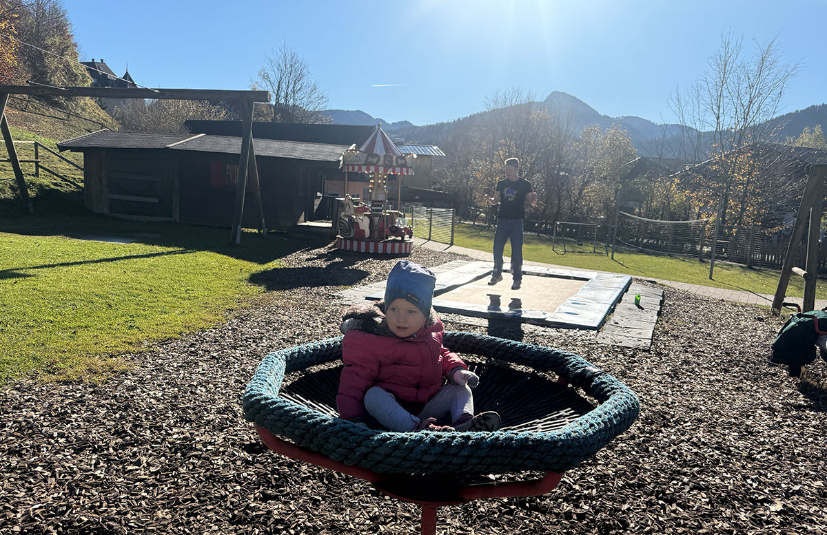 Spaß,-Sport-und-Erholung-im-Ebners-Waldhof-am-See-trampolin