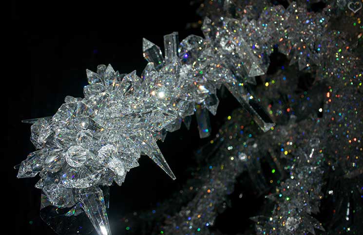 Swarovski-Kristallwelten-kristallbaum-detail-aufnahme-kristalle