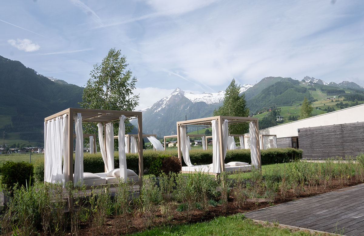 Tauern-Spa-Wasserwelt-in-Zell-am-See-spabereich-outdoor-betten