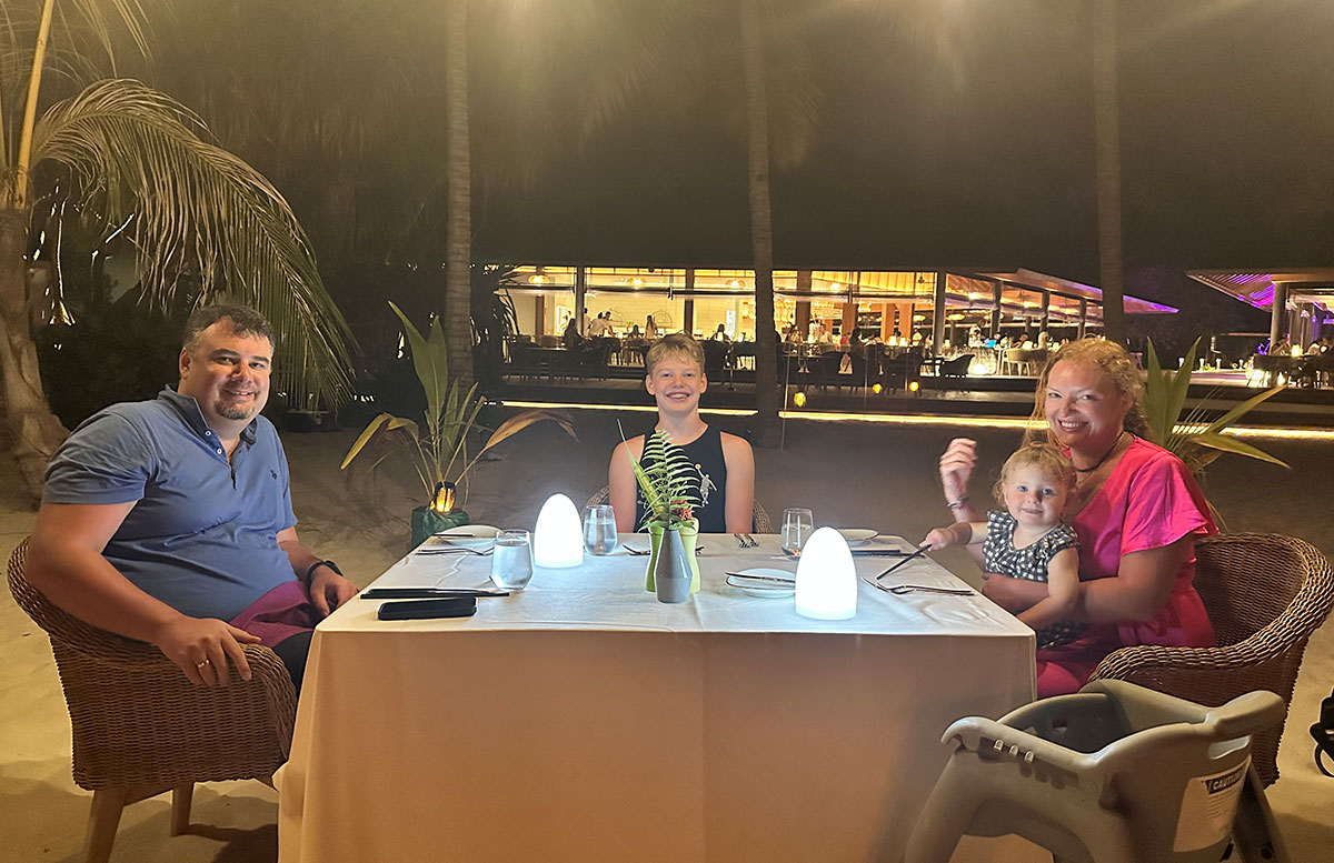 Unsere-Flitterwochen-mit-Baby-im-Amari-Raaya-Malediven-malediven-inseln-candle-light-dinner