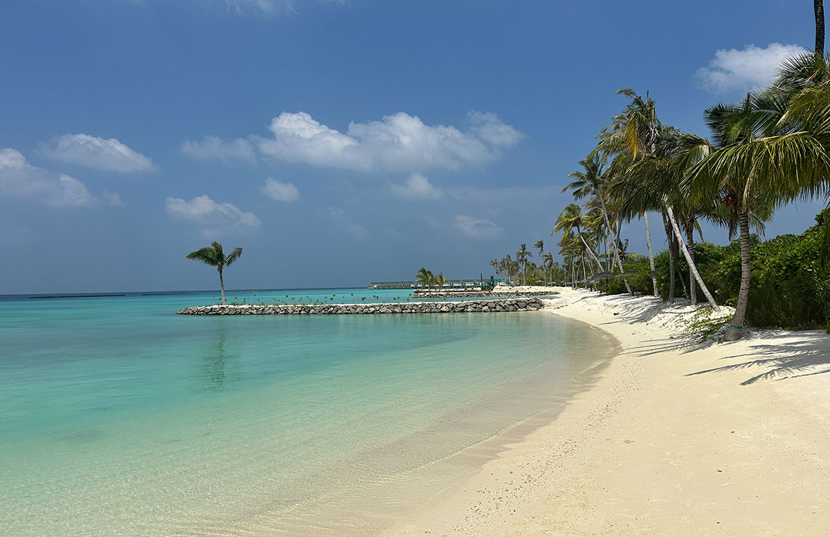 Unsere-Flitterwochen-mit-Baby-im-Amari-Raaya-Malediven-malediven-inseln-insel-sand