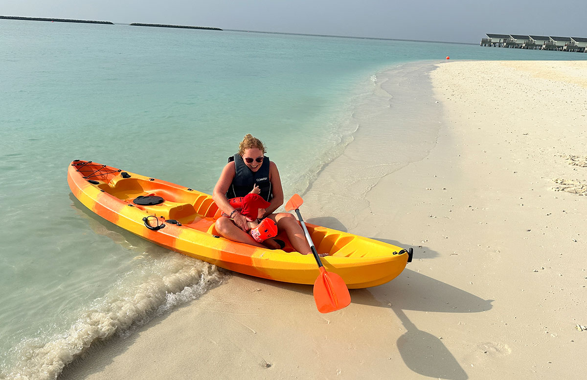 Unsere-Flitterwochen-mit-Baby-im-Amari-Raaya-Malediven-malediven-inseln-kajak-fahren