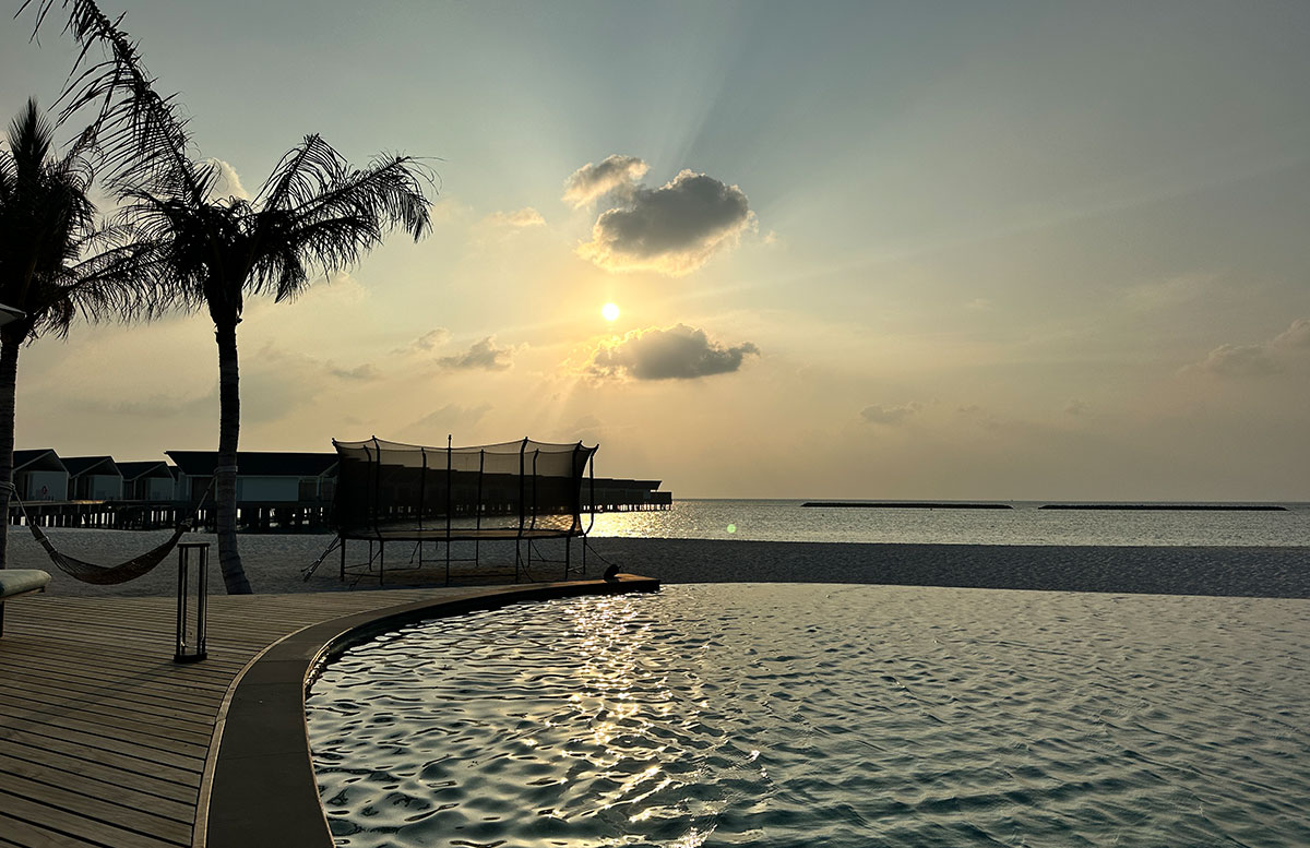 Unsere-Flitterwochen-mit-Baby-im-Amari-Raaya-Malediven-malediven-inseln-pool-golden-hour