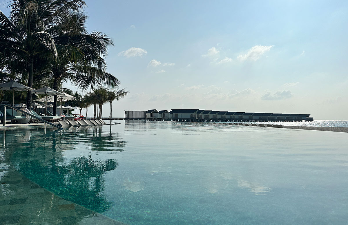 Unsere-Flitterwochen-mit-Baby-im-Amari-Raaya-Malediven-malediven-inseln-pool-sonne