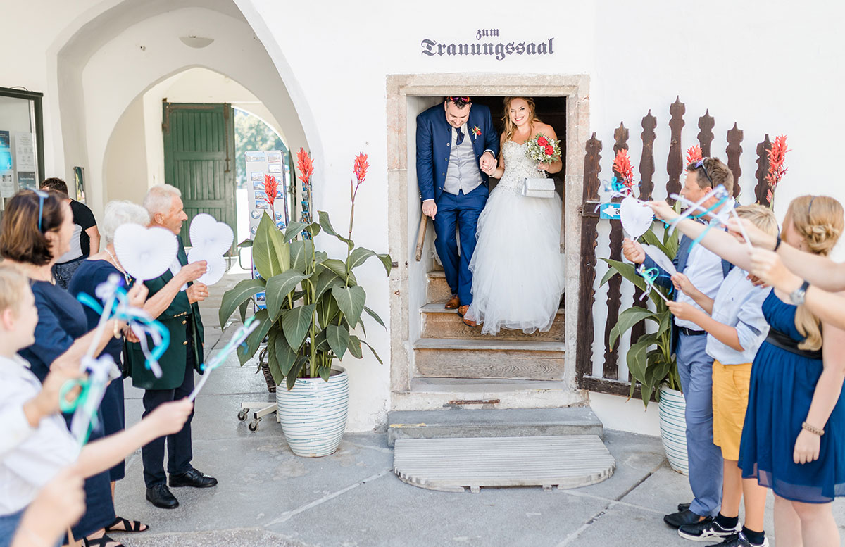 Unsere-Hochzeit-in-Gmunden-Standesamt-Schloss-Orth-brautpaar-kommt