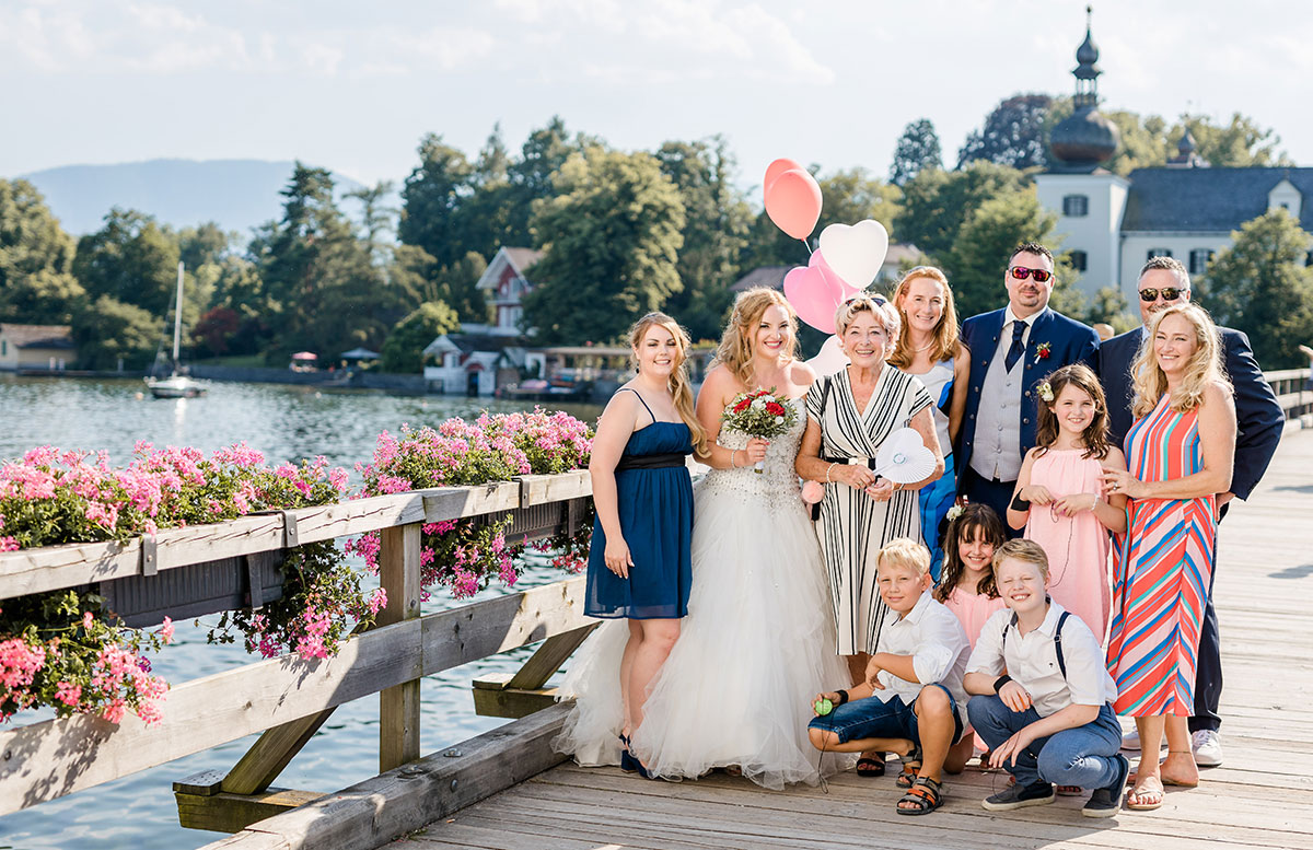 Unsere-Hochzeit-in-Gmunden-Standesamt-Schloss-Orth-familie-brücke