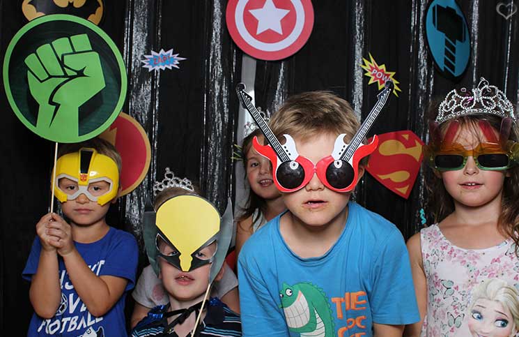 superheroes-Kindergeburtstag-mit-der-Pixolino-Box-viele-verkleidete-kinder